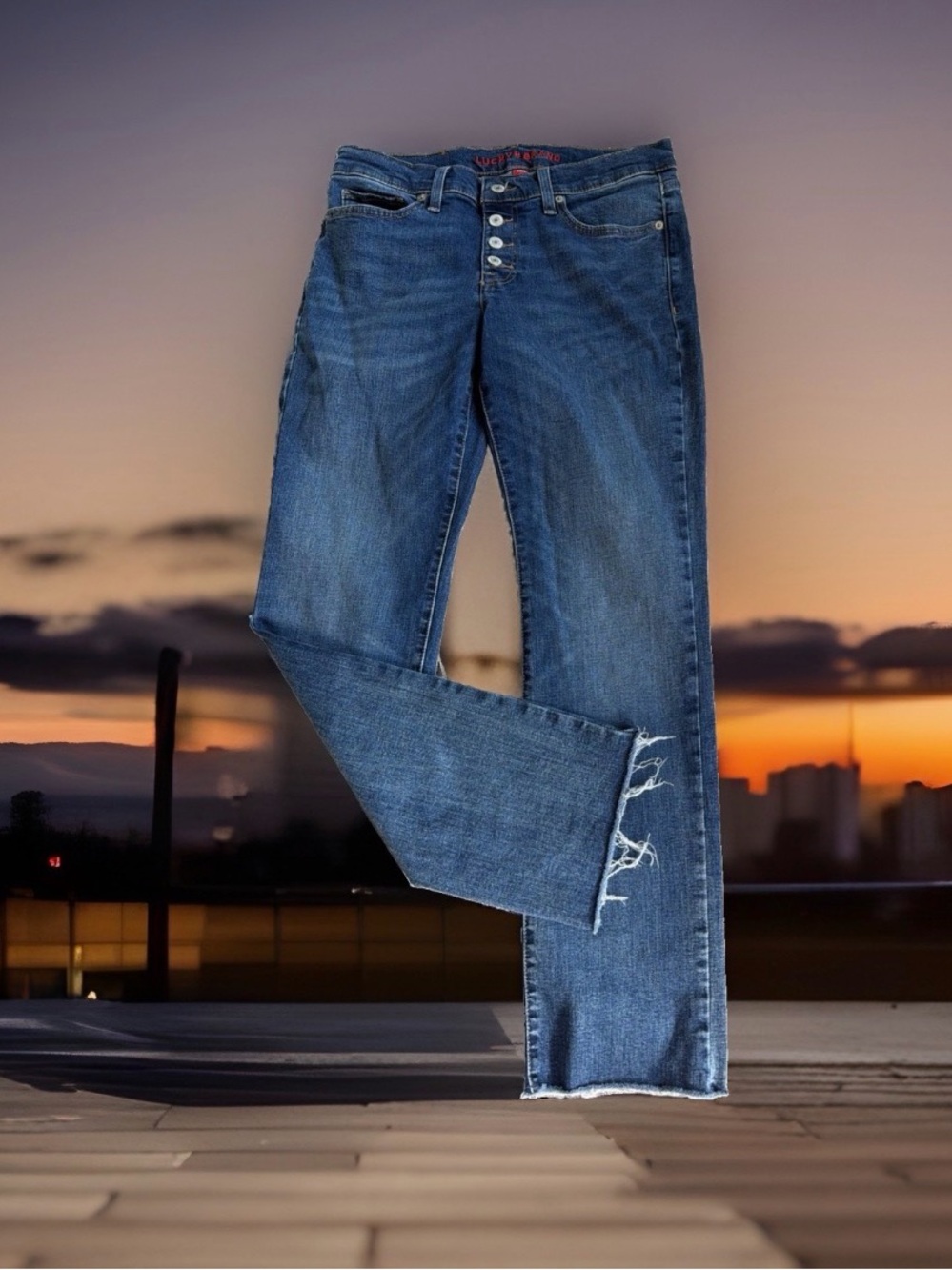 Lucky Brand women’s size 8/29A sweet mid rise straight style button-fly jeans.